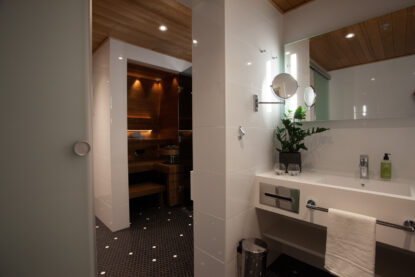 Espoon Hotel Mattsin Sviitissä on upea kylpyhuone ja oma sauna.