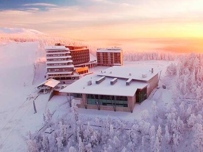 Hotel Levi Panorama ja Levi Summit Levitunturin rinteessä.