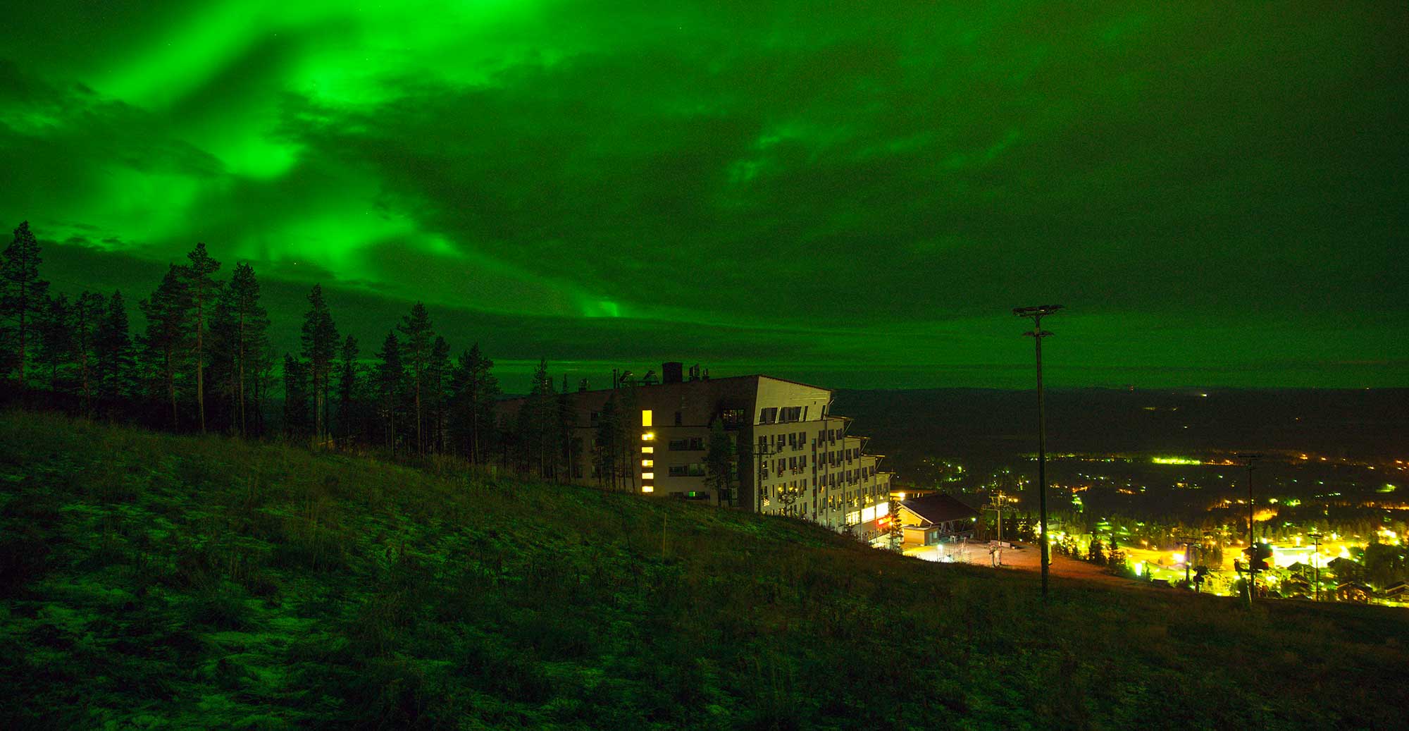 Revontulet Levillä, Hotel Levi Panoraman edustalla Levin rinteessä.