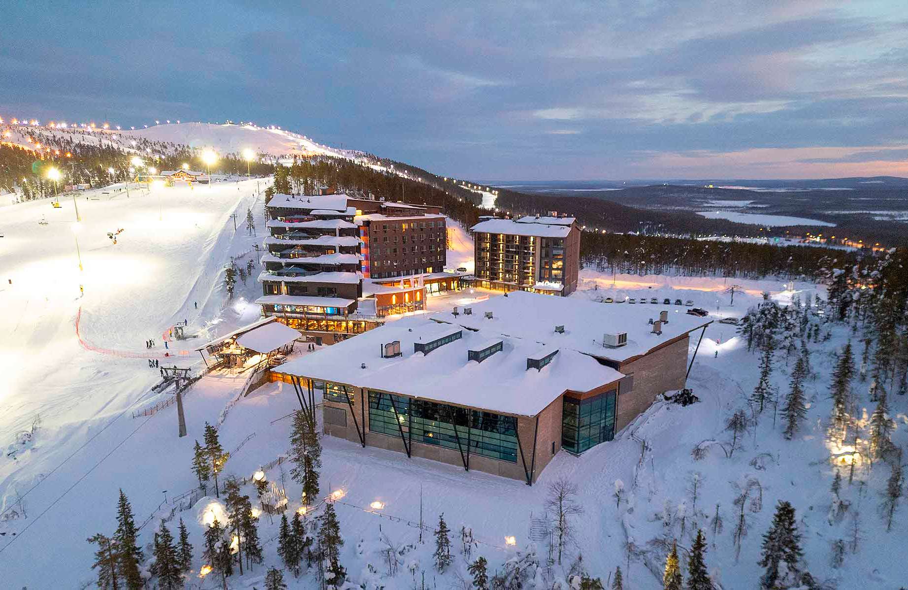 Talvinen ulkokuva Hotel Levi Panoramasta.