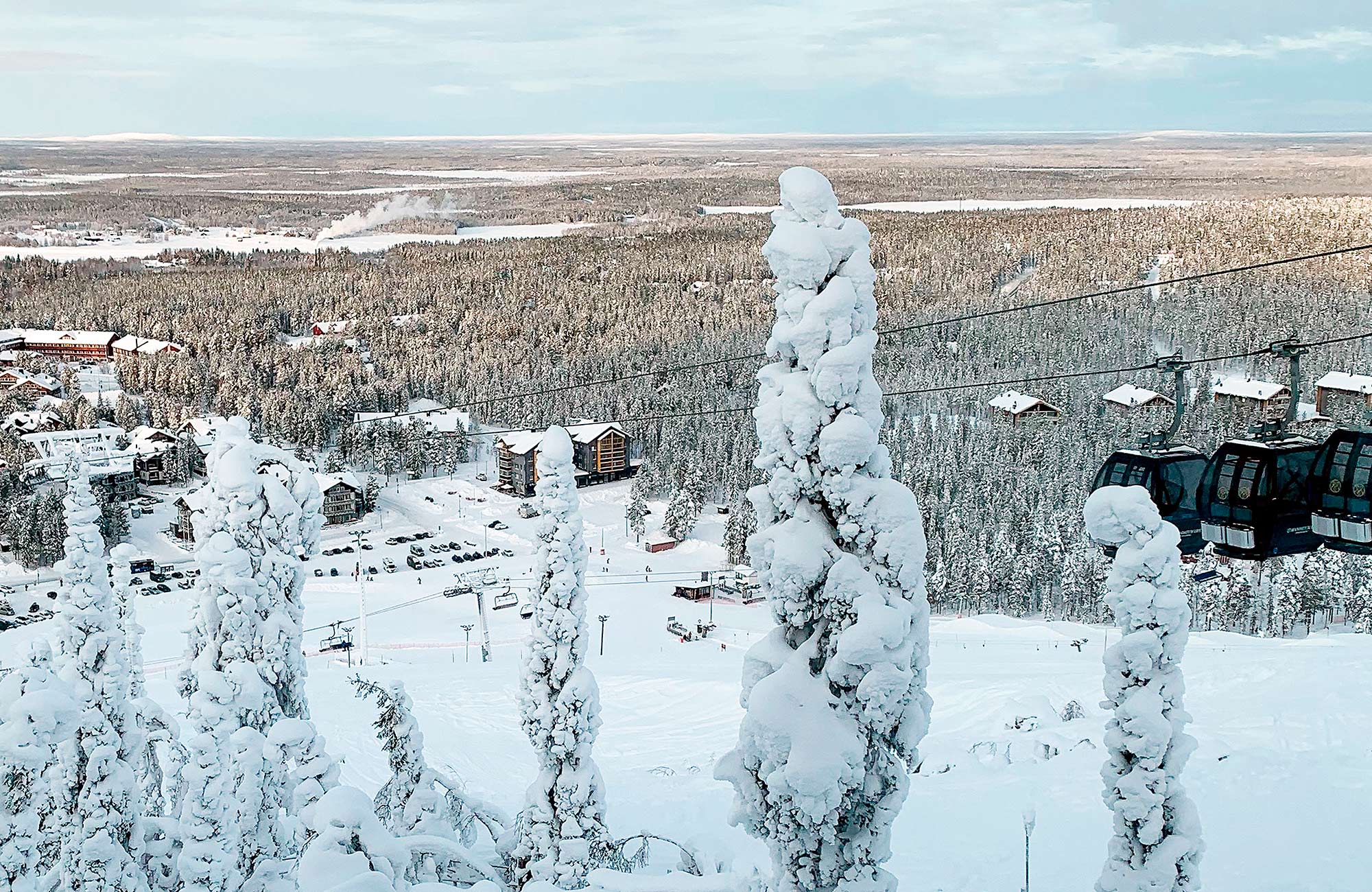 Talvimaisemakuva Levin rinteestä.